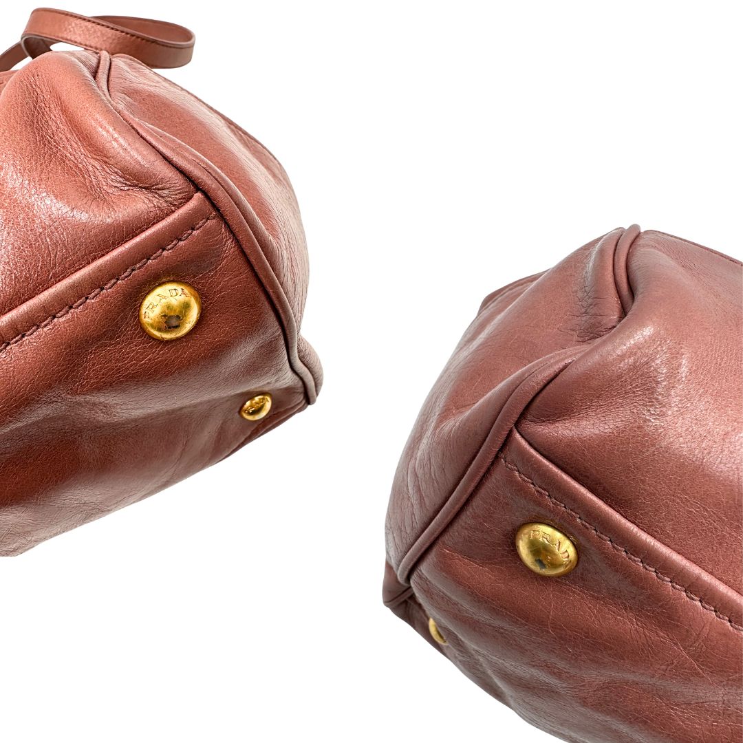 angoli Satchel Prada color rosa antico e hardware dorato, puoi portarla comodamente a tracolla o mano, di lusso, originale, usata, ottime condizioni. 