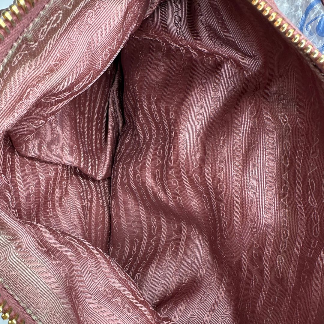 interno della Satchel Prada color rosa antico e hardware dorato, puoi portarla comodamente a tracolla o mano, di lusso, originale, usata, ottime condizioni. 