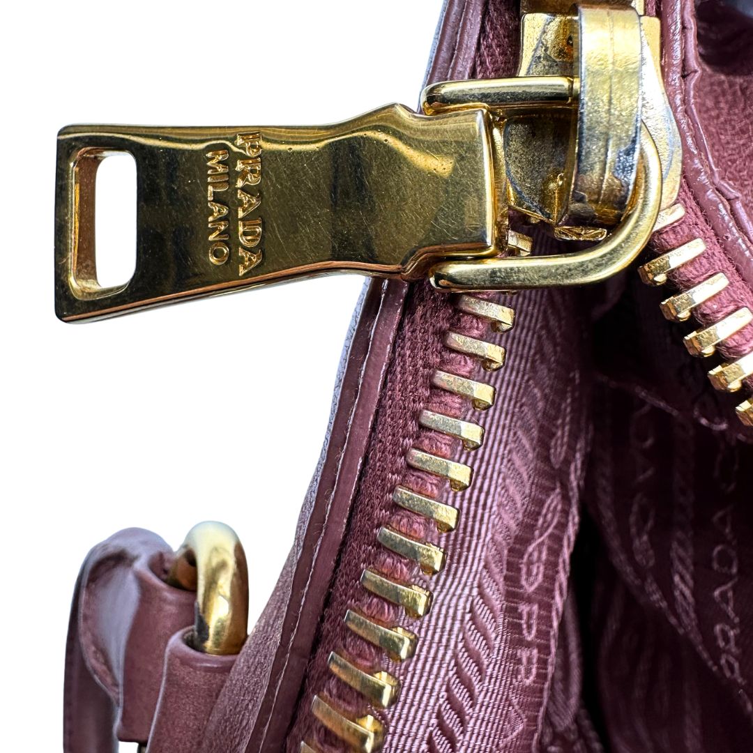 cerniera Satchel Prada color rosa antico e hardware dorato, puoi portarla comodamente a tracolla o mano, di lusso, originale, usata, ottime condizioni. 