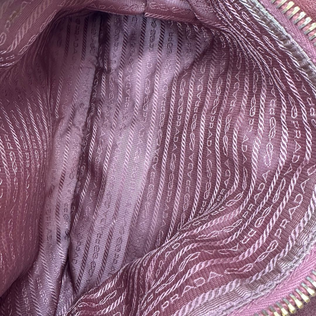 interno della Satchel Prada color rosa antico e hardware dorato, puoi portarla comodamente a tracolla o mano, di lusso, originale, usata, ottime condizioni. 