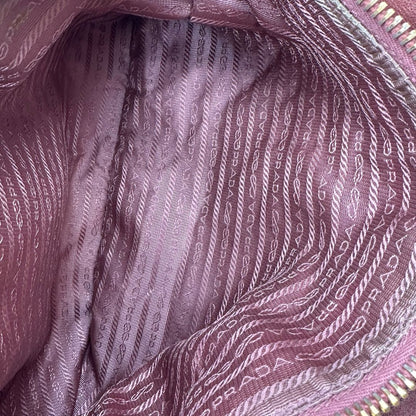 interno della Satchel Prada color rosa antico e hardware dorato, puoi portarla comodamente a tracolla o mano, di lusso, originale, usata, ottime condizioni. 