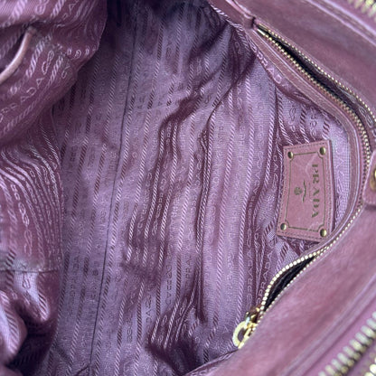 interno della Satchel Prada color rosa antico e hardware dorato, puoi portarla comodamente a tracolla o mano, di lusso, originale, usata, ottime condizioni. 