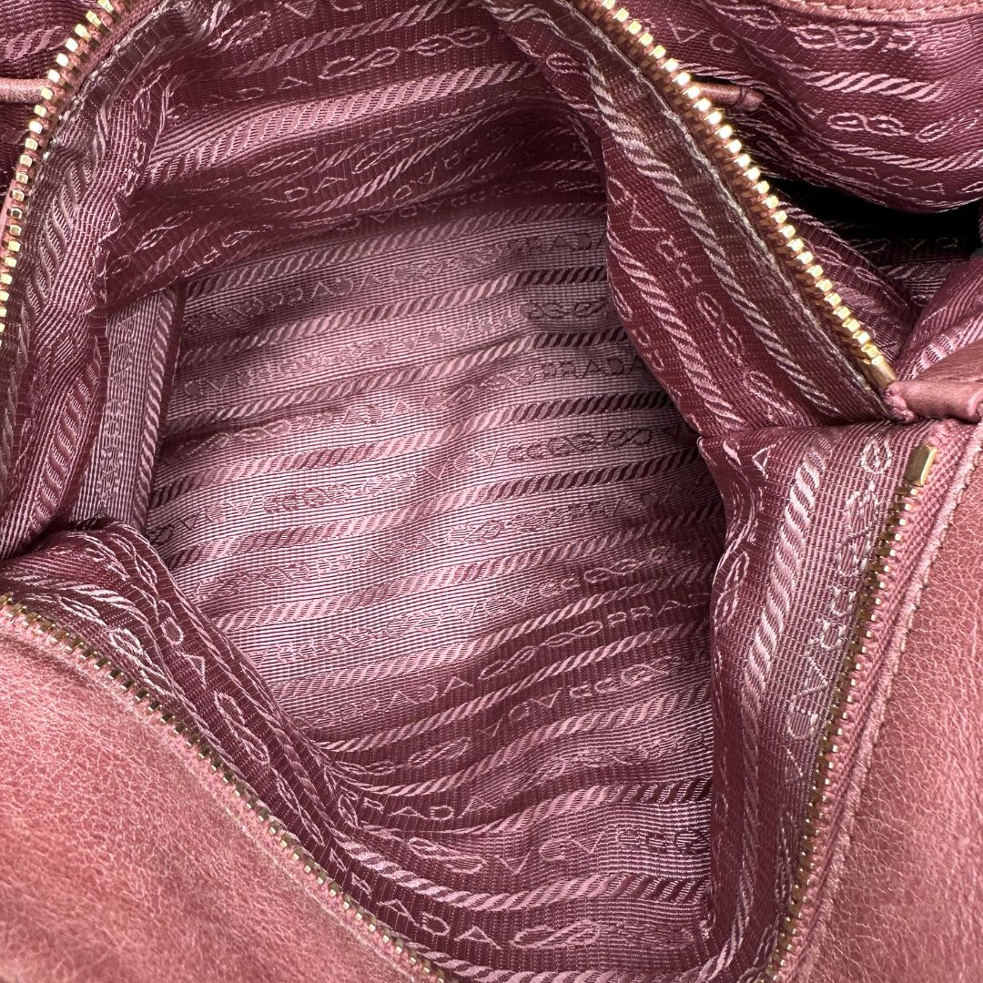 interno della Satchel Prada color rosa antico e hardware dorato, puoi portarla comodamente a tracolla o mano, di lusso, originale, usata, ottime condizioni. 