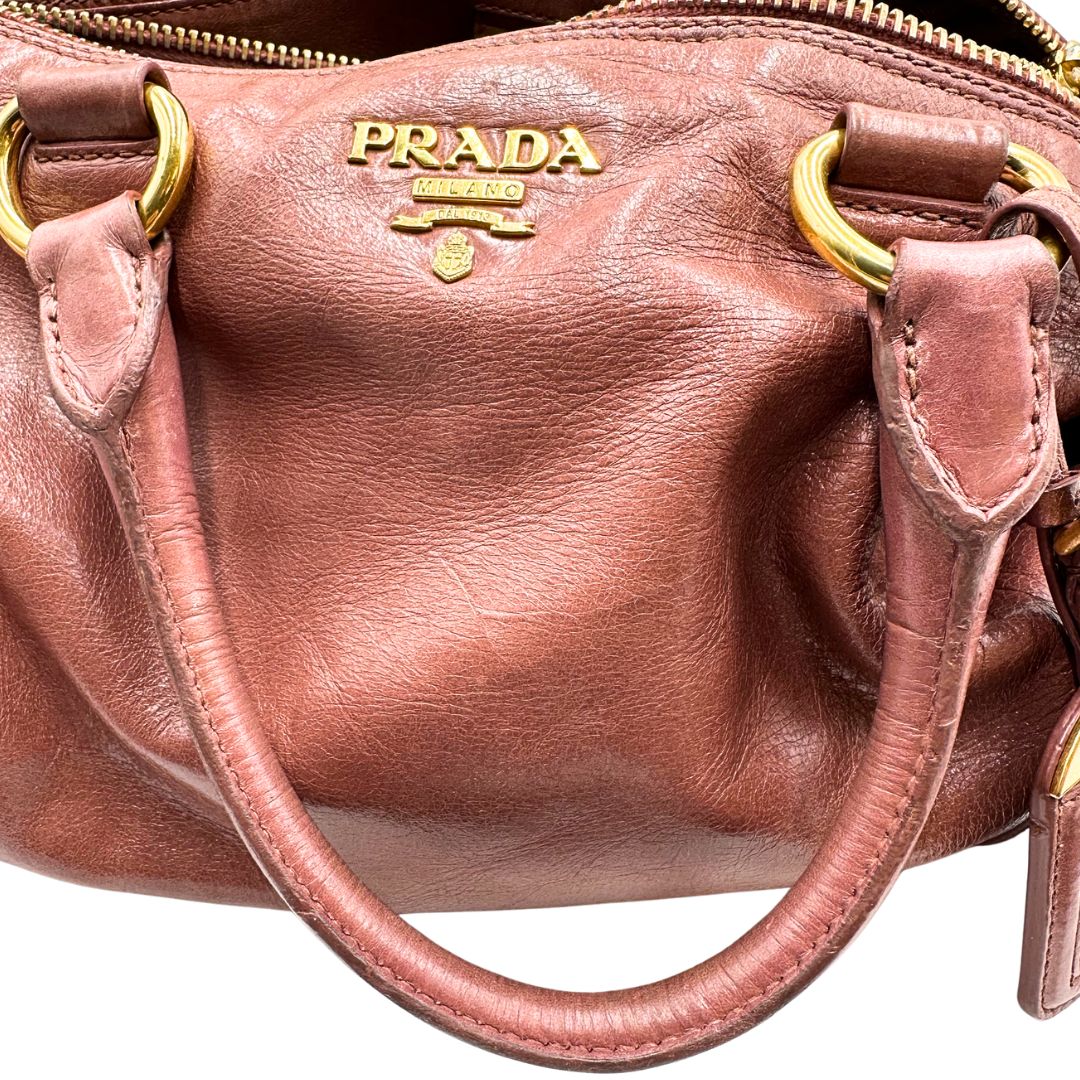 manici Satchel Prada color rosa antico e hardware dorato, puoi portarla comodamente a tracolla o mano, di lusso, originale, usata, ottime condizioni. 