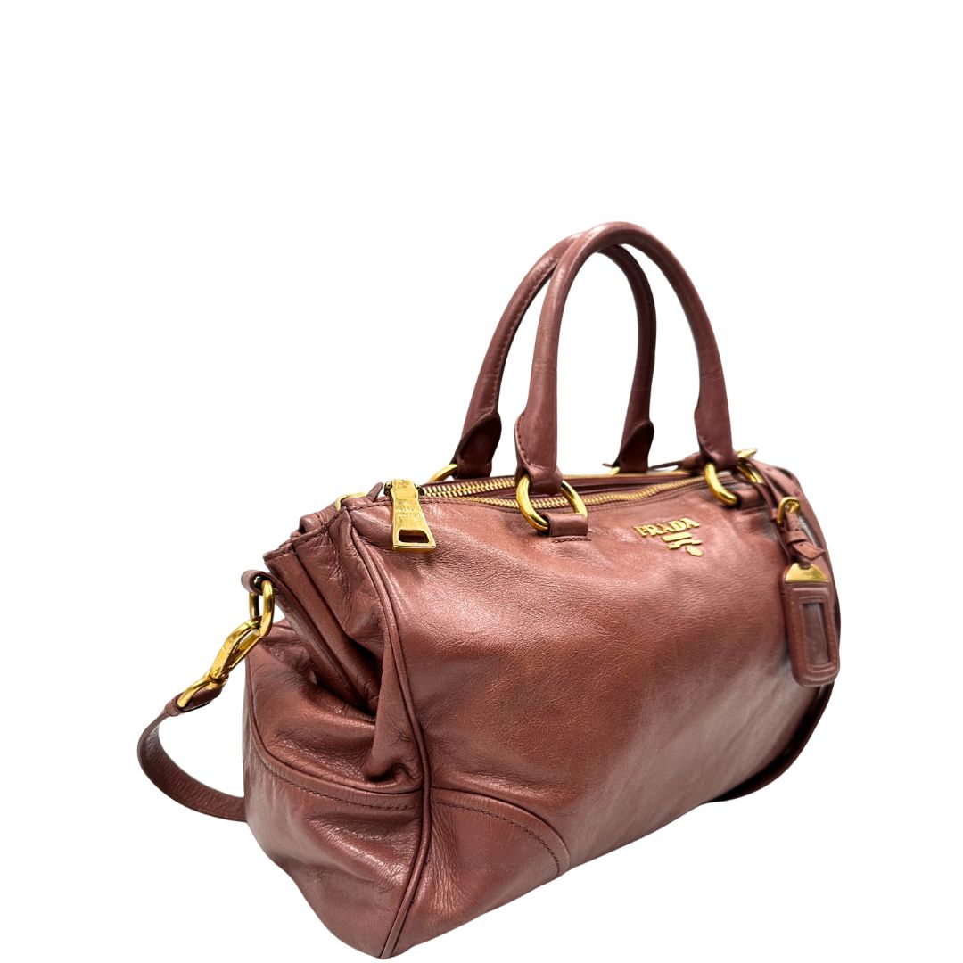 lato Satchel Prada color rosa antico e hardware dorato, puoi portarla comodamente a tracolla o mano, di lusso, originale, usata, ottime condizioni. 
