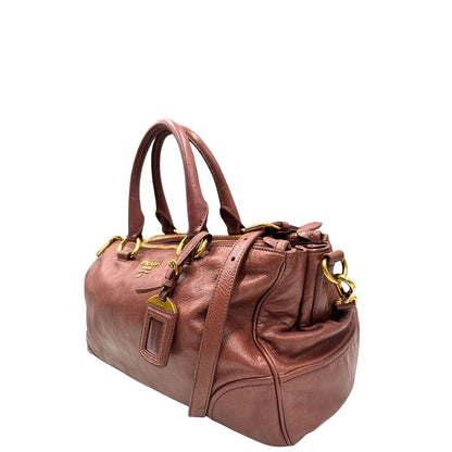 lato Satchel Prada color rosa antico e hardware dorato, puoi portarla comodamente a tracolla o mano, di lusso, originale, usata, ottime condizioni. 