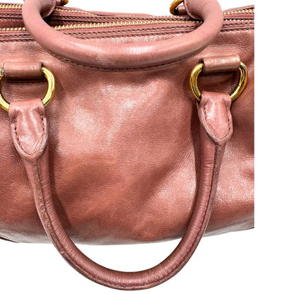 manici Satchel Prada color rosa antico e hardware dorato, puoi portarla comodamente a tracolla o mano, di lusso, originale, usata, ottime condizioni. 