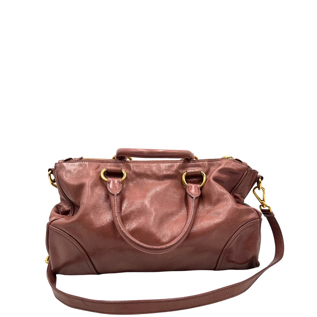 retro Satchel Prada color rosa antico e hardware dorato, puoi portarla comodamente a tracolla o mano, di lusso, originale, usata, ottime condizioni. 