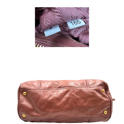base Satchel Prada color rosa antico e hardware dorato, puoi portarla comodamente a tracolla o mano, di lusso, originale, usata, ottime condizioni. 