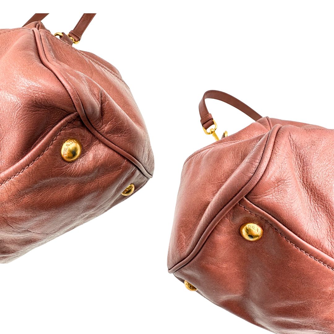 angoli Satchel Prada color rosa antico e hardware dorato, puoi portarla comodamente a tracolla o mano, di lusso, originale, usata, ottime condizioni. 