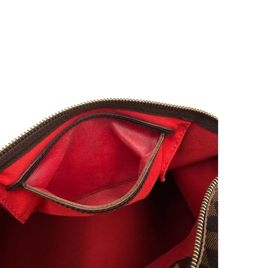 Interno della tasca, Louis Vuitton Speedy in tela Damier Ébène marrone e hardware dorato. Originale, usato, di lusso, in buone condizioni.