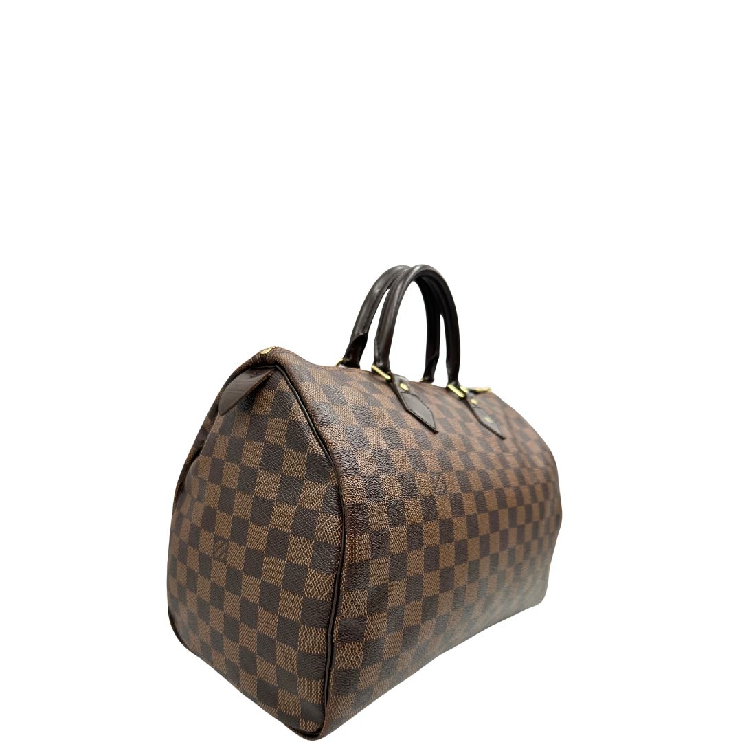 Lato destro, Louis Vuitton Speedy in tela Damier Ébène marrone e hardware dorato. Originale, usato, di lusso, in buone condizioni.