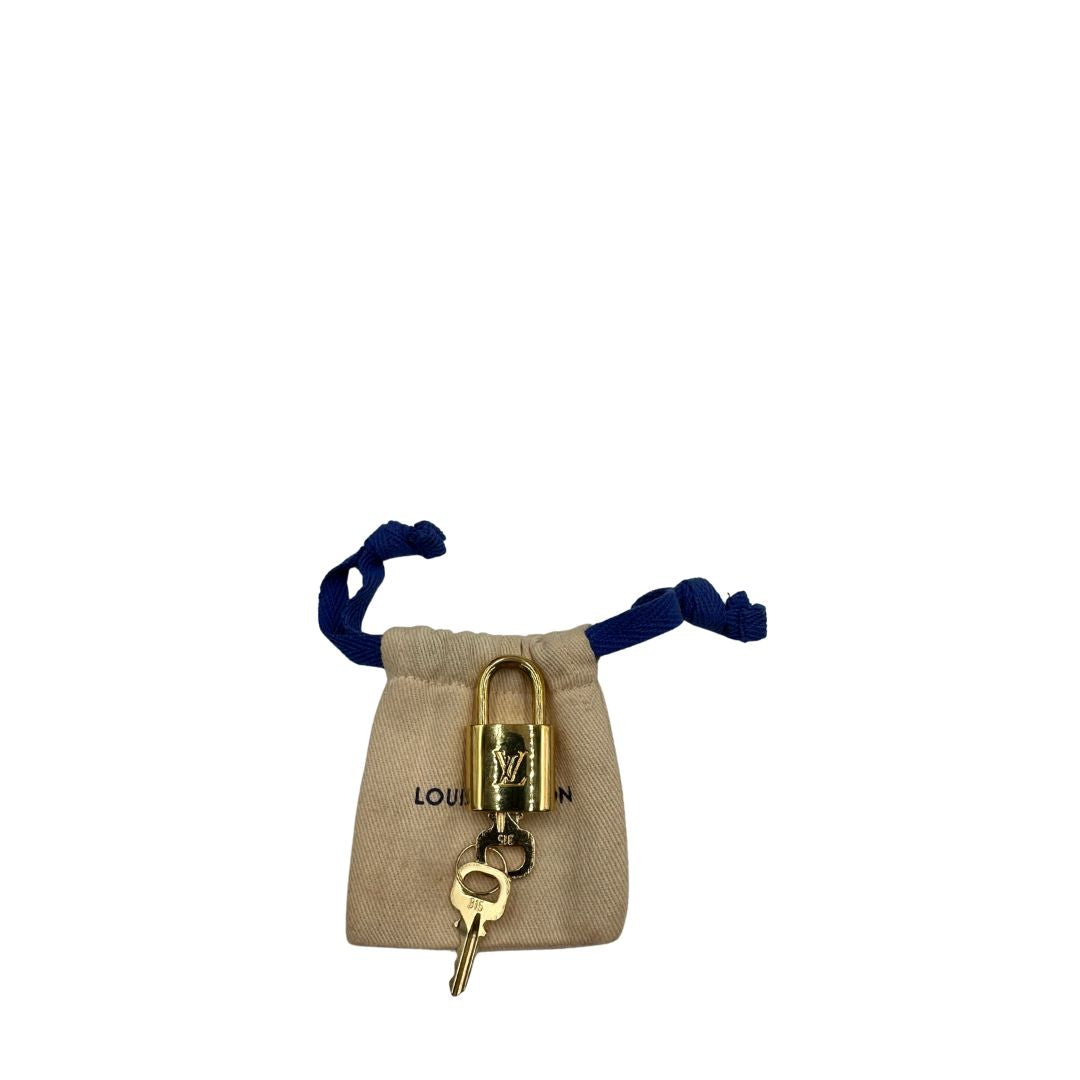 Lucchetto e chiave, Borsa Louis Vuitton realizzata in tela monogram marrone con finiture in vacchetta naturale. Originale, usata, di lusso, in condizioni eccellenti.