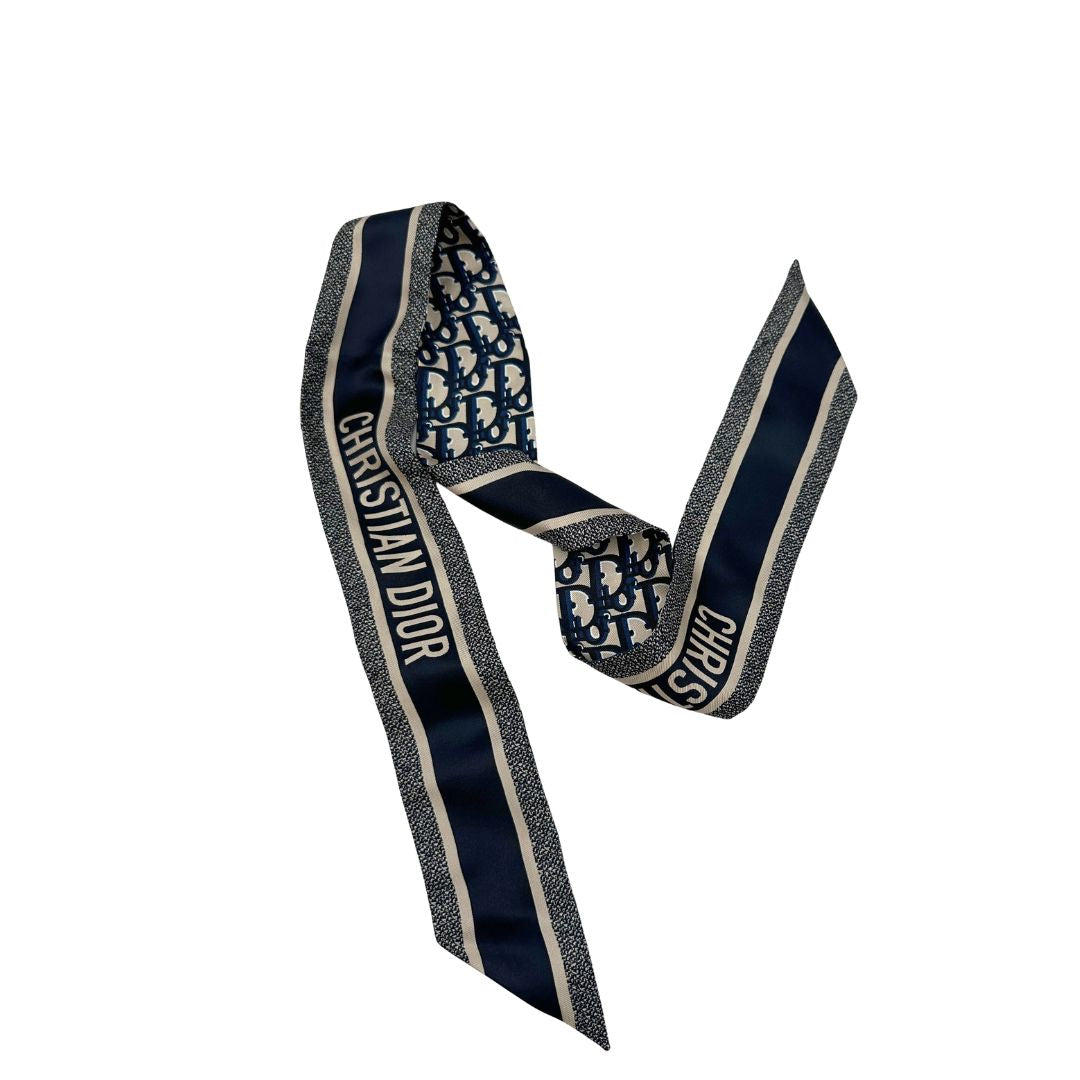 Bandeau in seta di Dior con iconica fantasia Oblique nei toni blu e beige. Originale, usato, di lusso, in condizioni eccellenti.