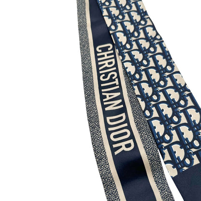 Bandeau in seta di Dior con iconica fantasia Oblique nei toni blu e beige. Originale, usato, di lusso, in condizioni eccellenti.