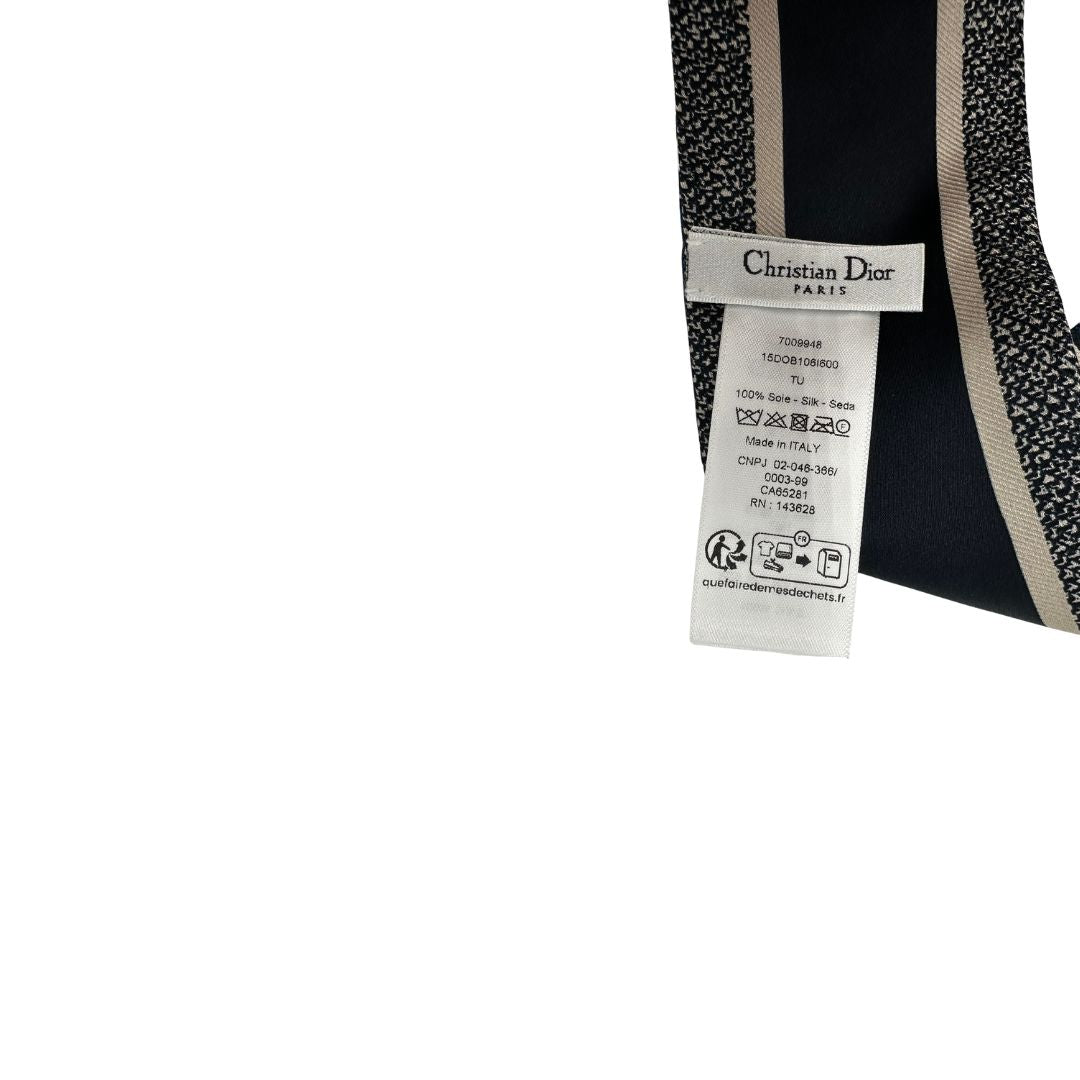 Bandeau in seta di Dior con iconica fantasia Oblique nei toni blu e beige. Originale, usato, di lusso, in condizioni eccellenti.