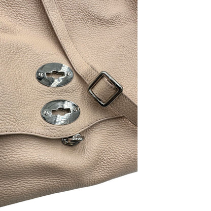 Chiusura, Morbida Zanellato in pelle martellata rosa nella misura media.