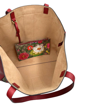 Interno, Borsa Gucci in canvas GG Supreme nella versione large, presenta il classico nastro Web verde e rosso al centro.