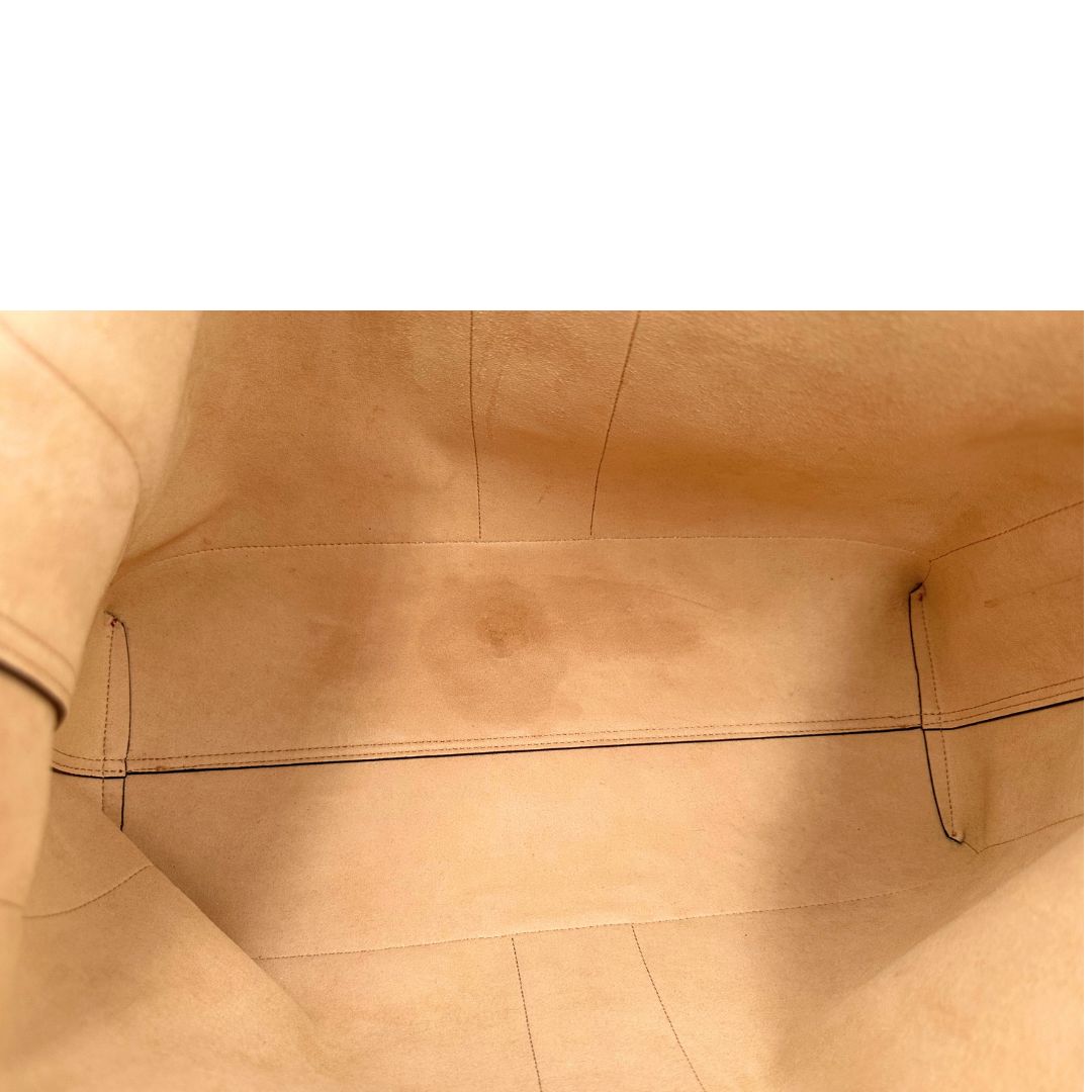 Interno, Borsa Gucci in canvas GG Supreme nella versione large, presenta il classico nastro Web verde e rosso al centro.