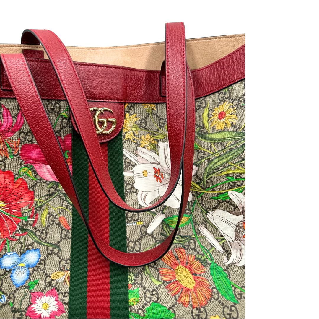 Manici, Borsa Gucci in canvas GG Supreme nella versione large, presenta il classico nastro Web verde e rosso al centro.