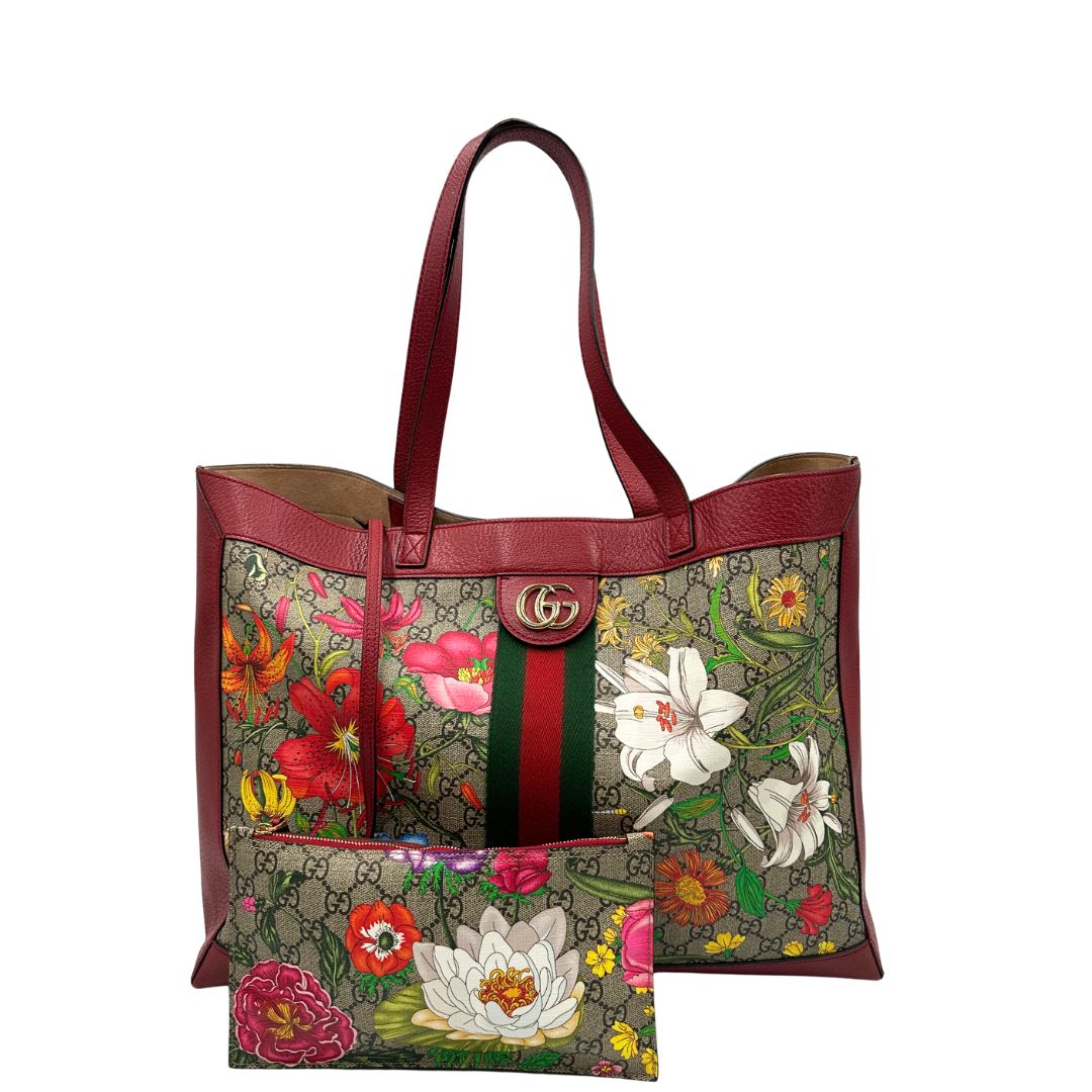Front, Borsa Gucci in canvas GG Supreme nella versione large, presenta il classico nastro Web verde e rosso al centro.