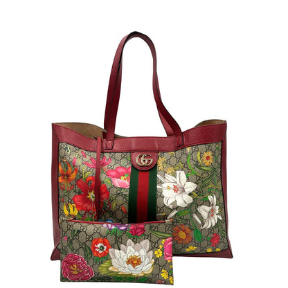 Front, Borsa Gucci in canvas GG Supreme nella versione large, presenta il classico nastro Web verde e rosso al centro.