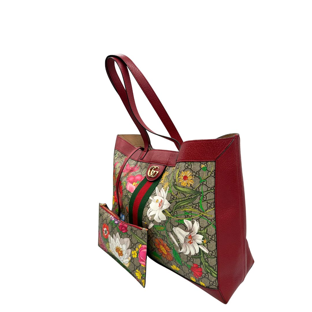 Lato sinistro, Borsa Gucci in canvas GG Supreme nella versione large, presenta il classico nastro Web verde e rosso al centro.