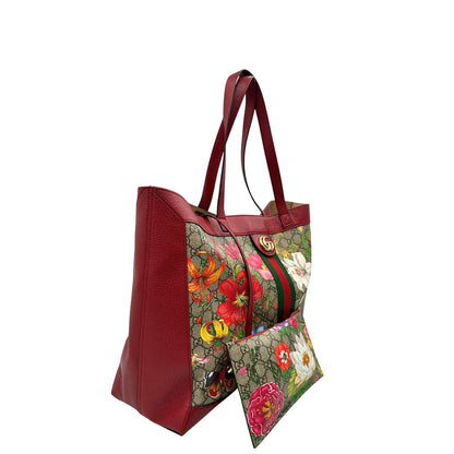 Lato destro, Borsa Gucci in canvas GG Supreme nella versione large, presenta il classico nastro Web verde e rosso al centro.