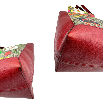 Angoli, Borsa Gucci in canvas GG Supreme nella versione large, presenta il classico nastro Web verde e rosso al centro.