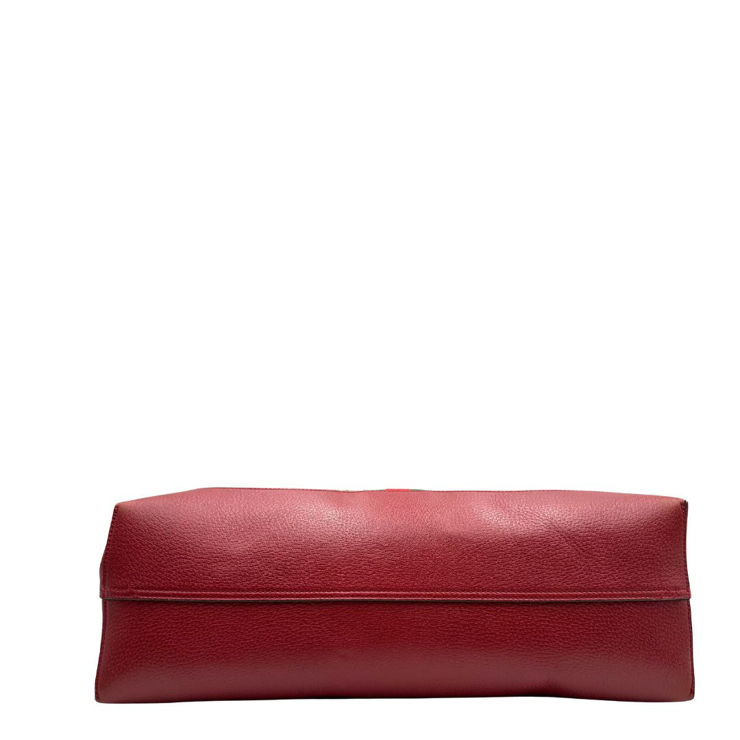 Base, Borsa Gucci in canvas GG Supreme nella versione large, presenta il classico nastro Web verde e rosso al centro.