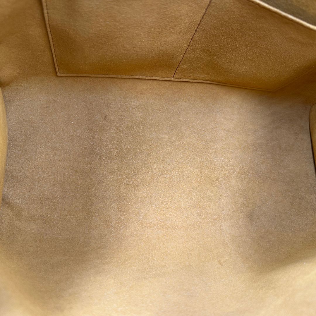 interno  Louis Vuitton OnTheGo nella versione MM in morbida pelle monogram Empreinte, di lusso, originale, ottime condizioni, usata. 