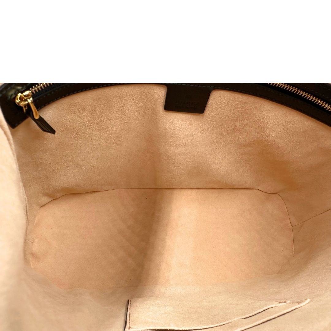 Interno, Borsa Gucci in pelle nera GG con hardware dorato. Originale, usata, di lusso, in condizioni eccellenti.