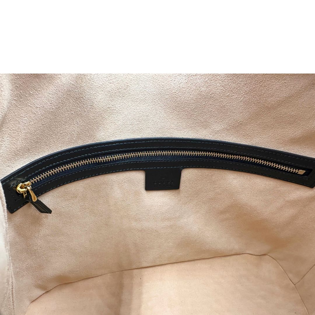 Tasca interna, Borsa Gucci in pelle nera GG con hardware dorato. Originale, usata, di lusso, in condizioni eccellenti.