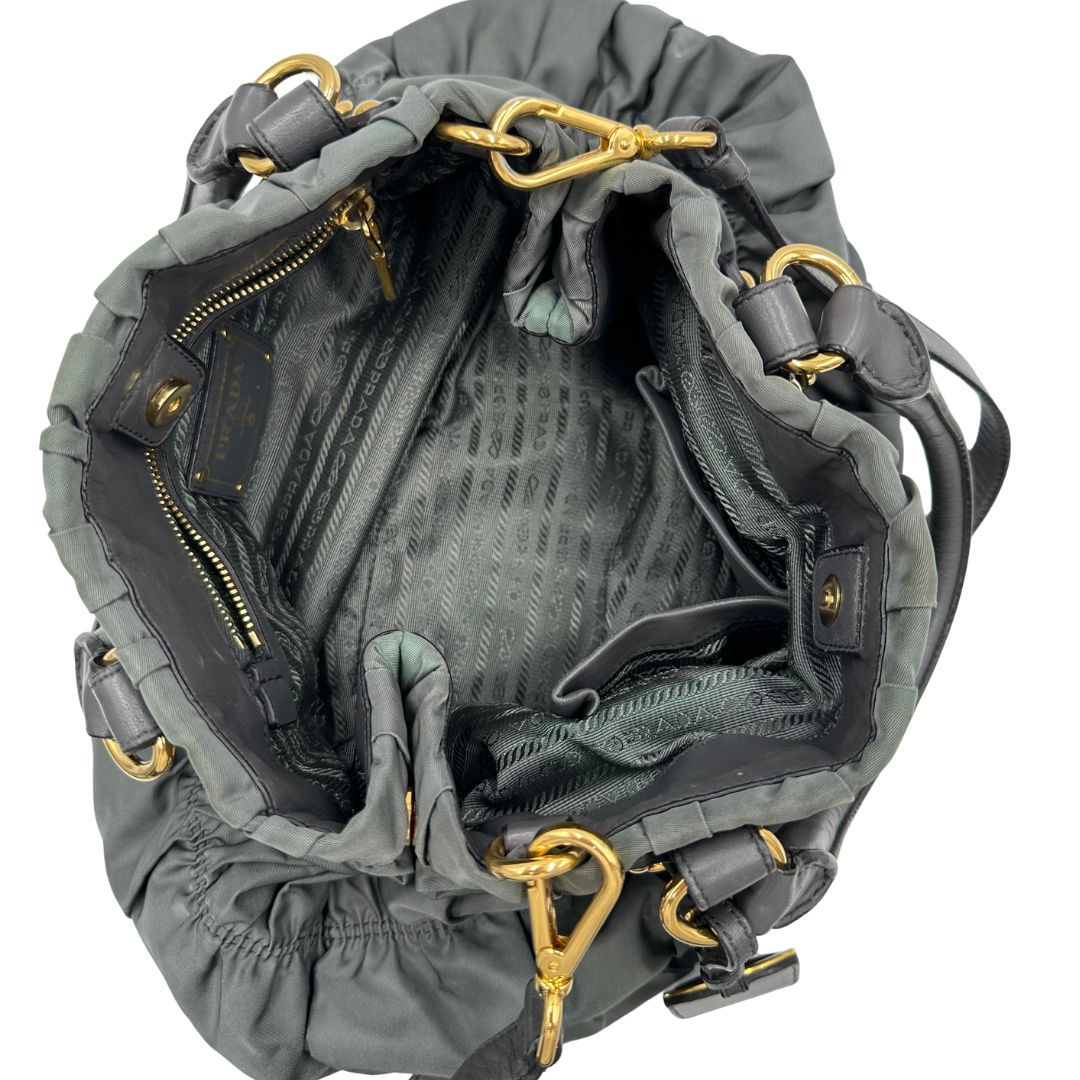 interno Borsa Prada in nylon grigio con finiture in pelle tono su tono, di lusso, originale, usata. 