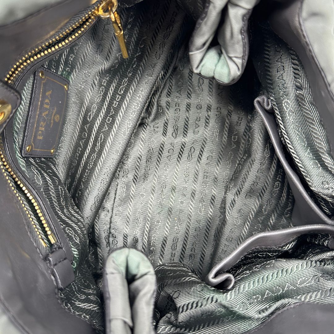 interno Borsa Prada in nylon grigio con finiture in pelle tono su tono, di lusso, originale, usata. 
