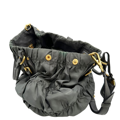 bottoni Borsa Prada in nylon grigio con finiture in pelle tono su tono, di lusso, originale, usata. 