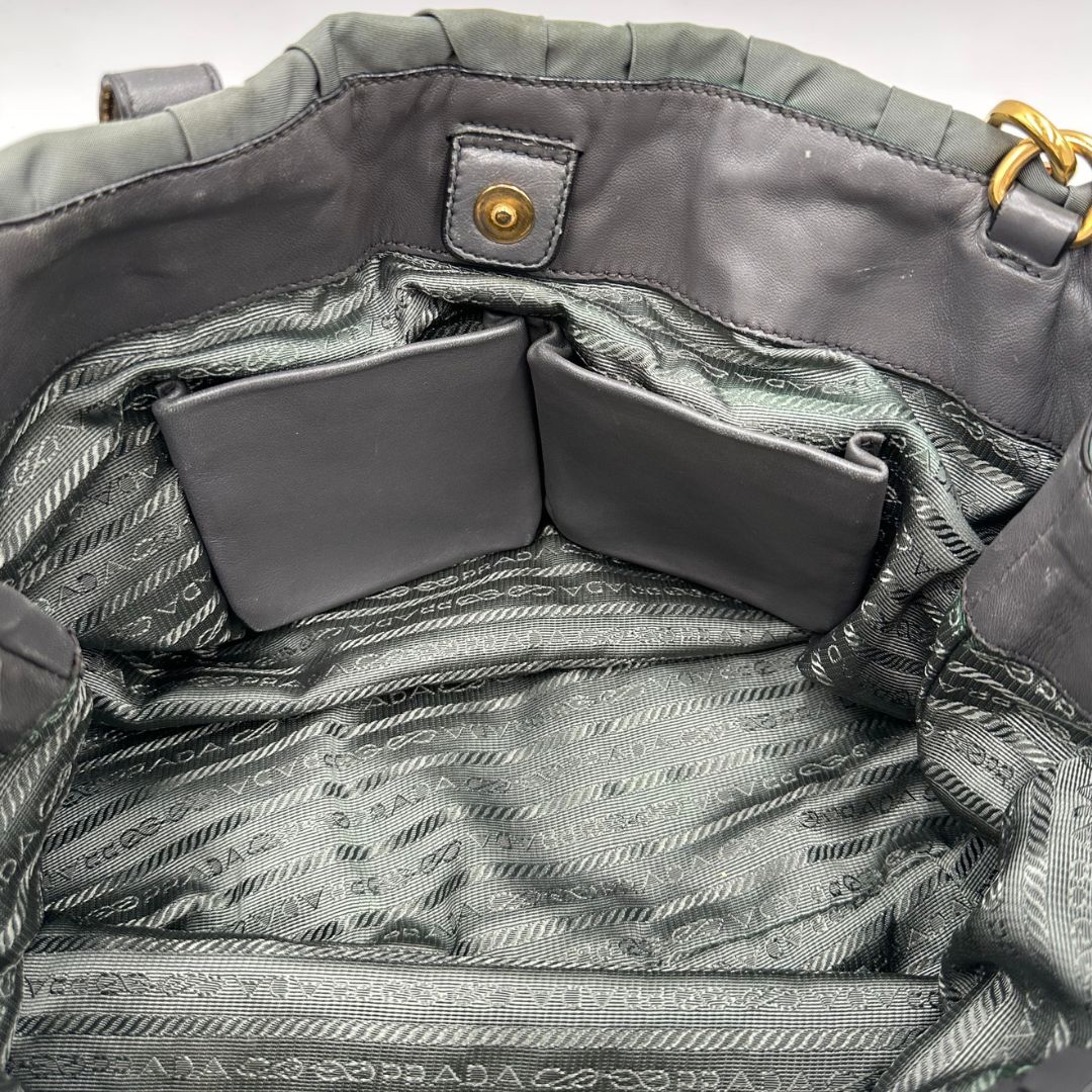 interno Borsa Prada in nylon grigio con finiture in pelle tono su tono, di lusso, originale, usata. 