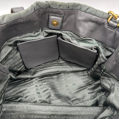 interno Borsa Prada in nylon grigio con finiture in pelle tono su tono, di lusso, originale, usata. 