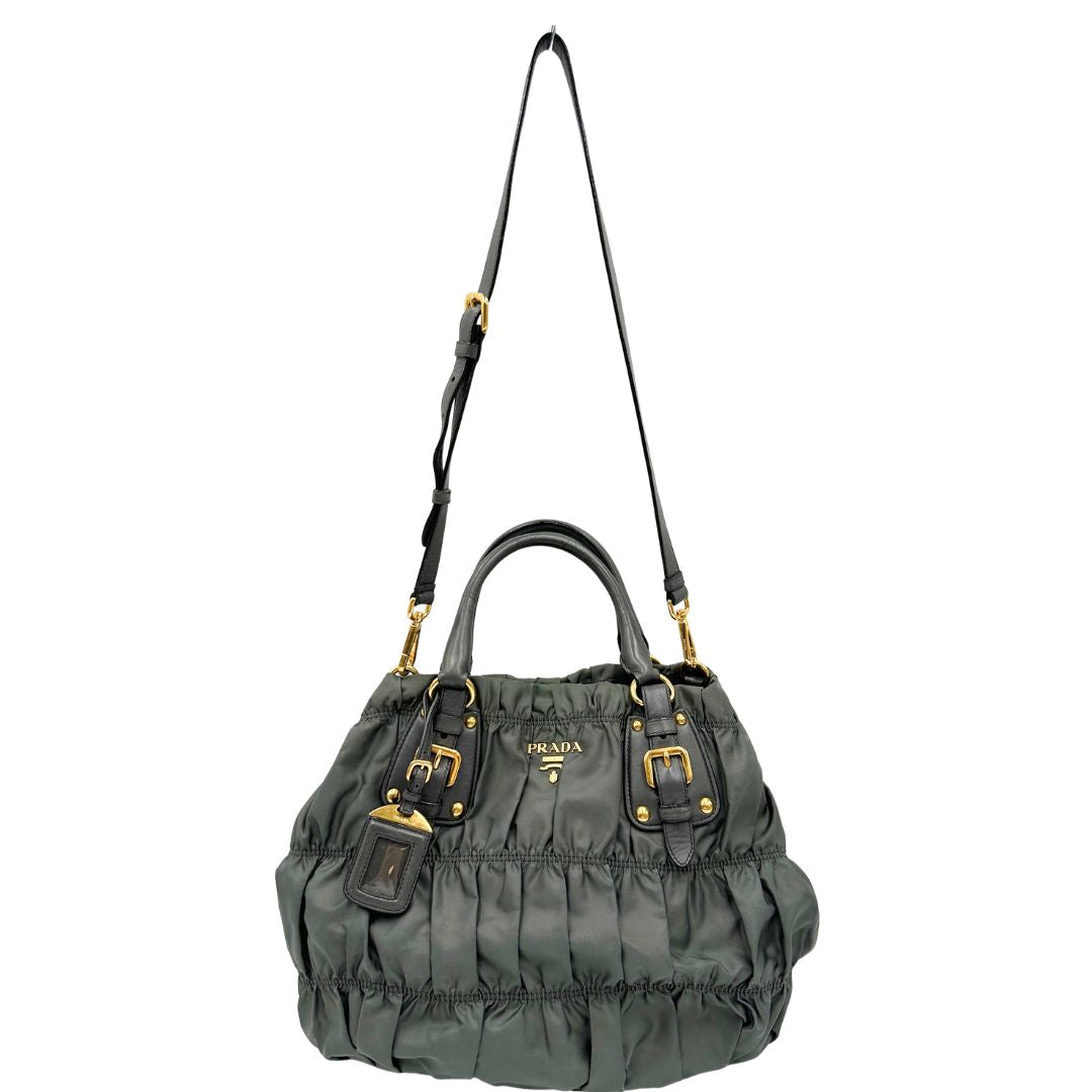 front Borsa Prada in nylon grigio con finiture in pelle tono su tono, di lusso, originale, usata. 
