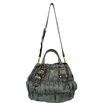 front Borsa Prada in nylon grigio con finiture in pelle tono su tono, di lusso, originale, usata. 