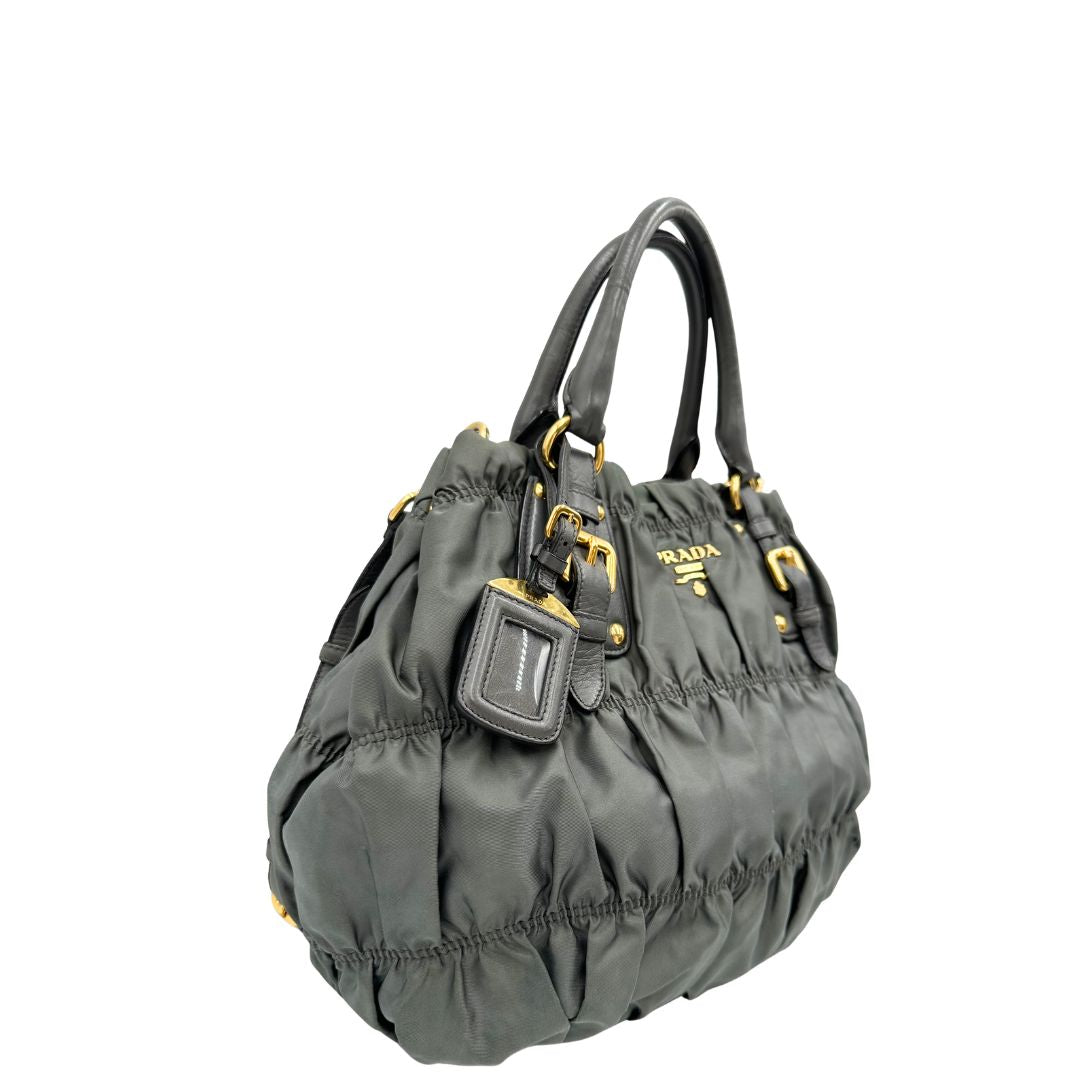 lato Borsa Prada in nylon grigio con finiture in pelle tono su tono, di lusso, originale, usata. 