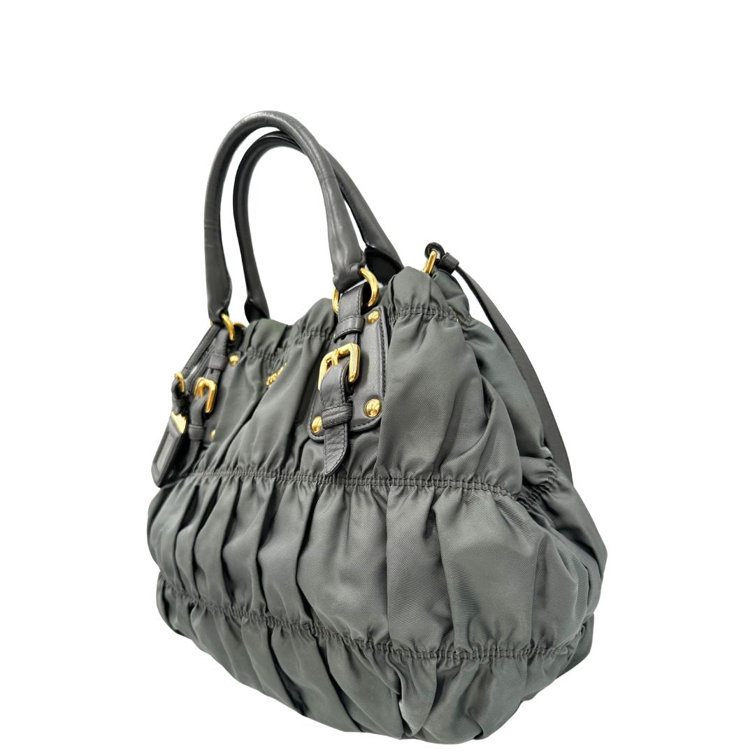 lato Borsa Prada in nylon grigio con finiture in pelle tono su tono, di lusso, originale, usata. 