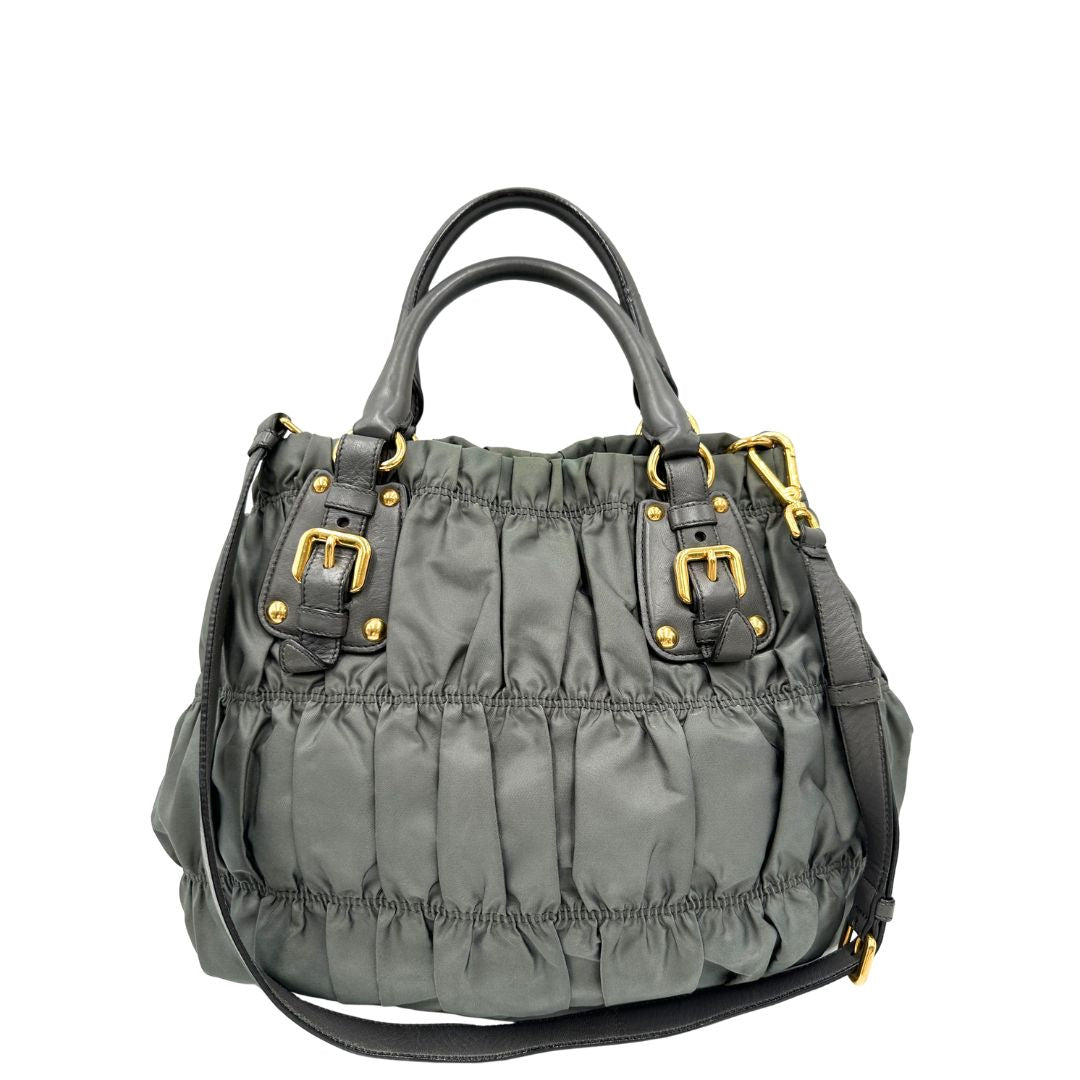 retro Borsa Prada in nylon grigio con finiture in pelle tono su tono, di lusso, originale, usata. 