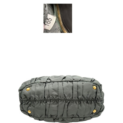 base Borsa Prada in nylon grigio con finiture in pelle tono su tono, di lusso, originale, usata. 