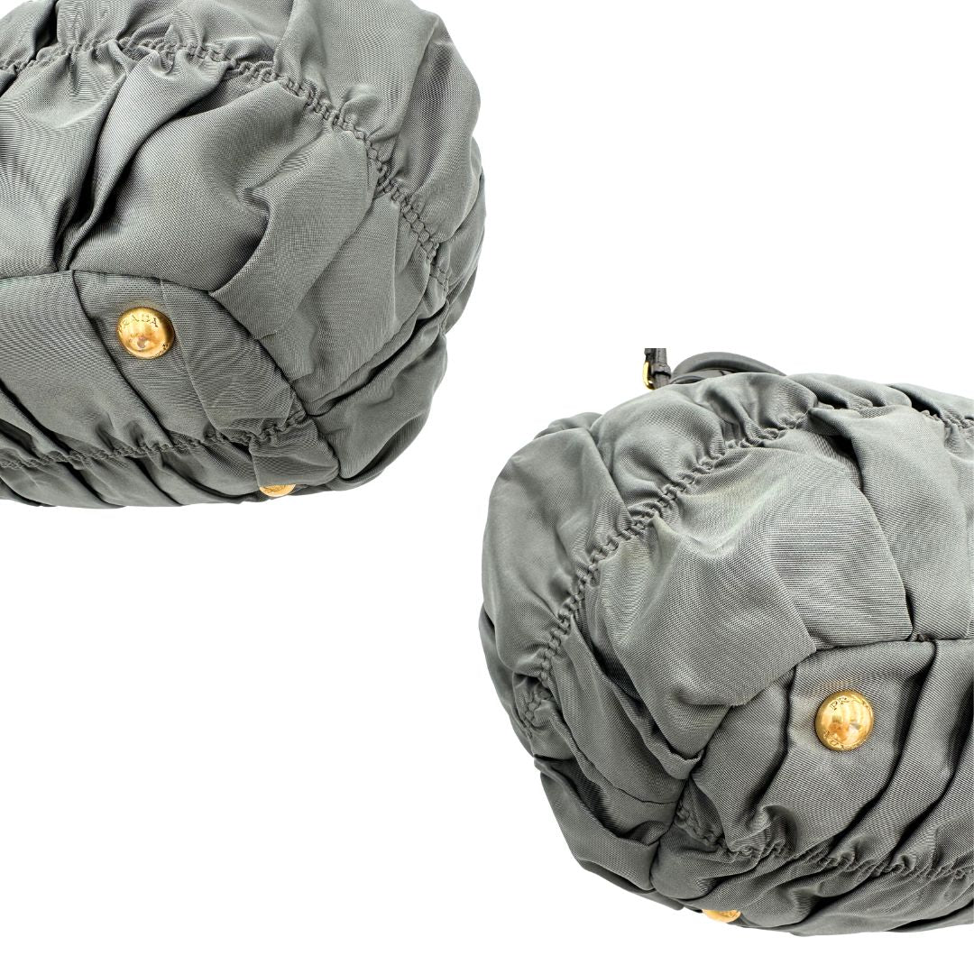 angoli Borsa Prada in nylon grigio con finiture in pelle tono su tono, di lusso, originale, usata. 