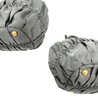 angoli Borsa Prada in nylon grigio con finiture in pelle tono su tono, di lusso, originale, usata. 