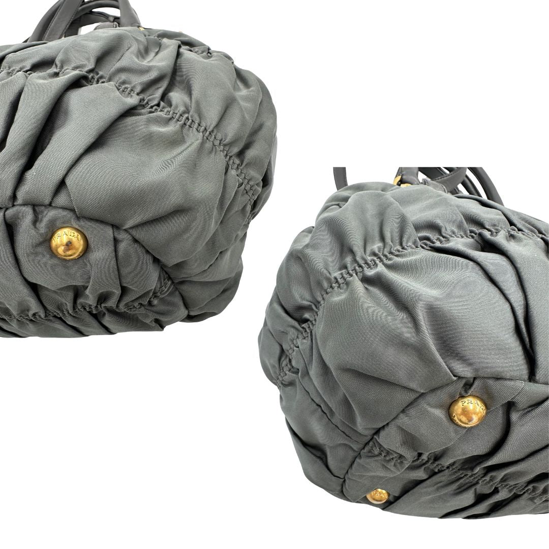 angoli Borsa Prada in nylon grigio con finiture in pelle tono su tono, di lusso, originale, usata. 