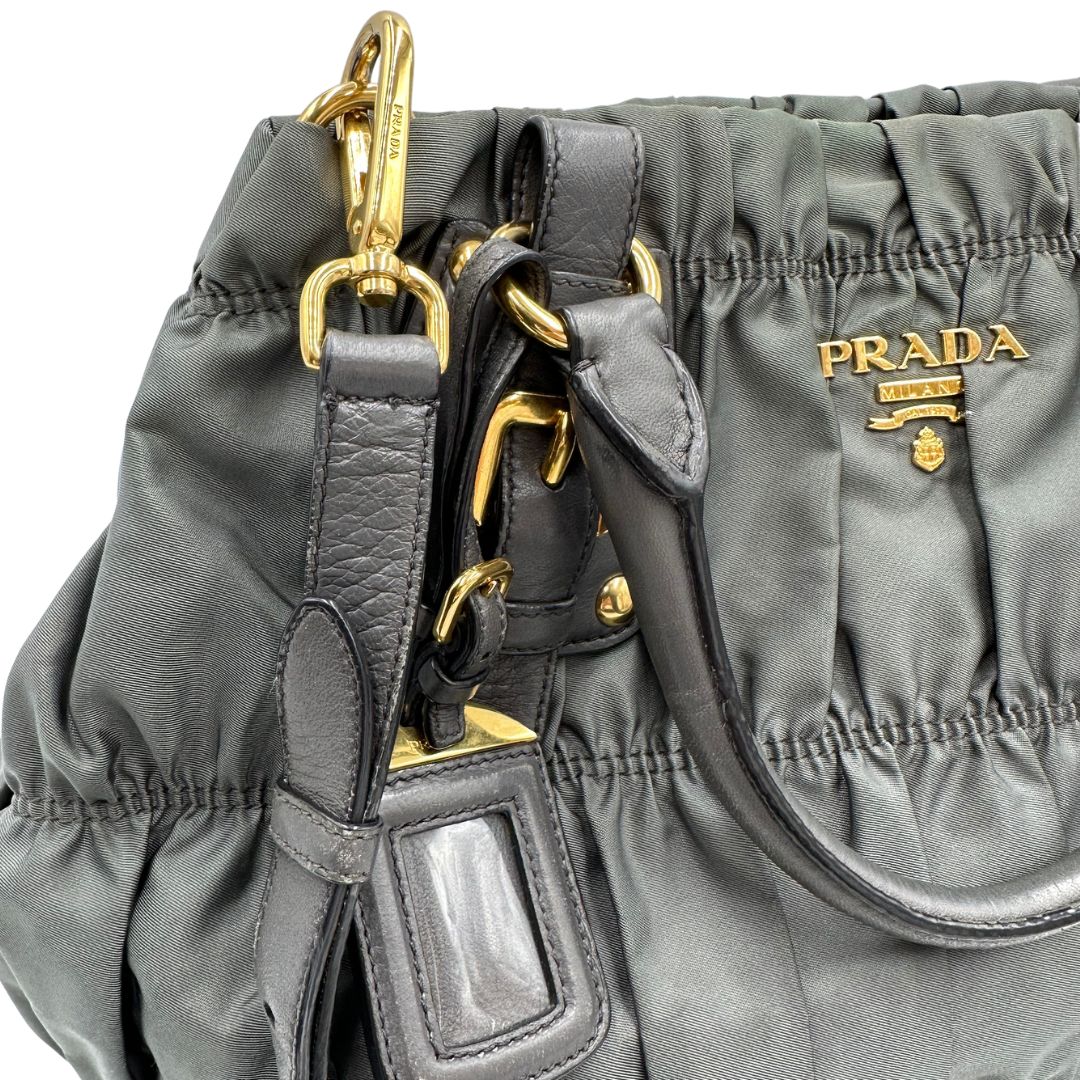 Borsa Prada in nylon grigio con finiture in pelle tono su tono, di lusso, originale, usata.