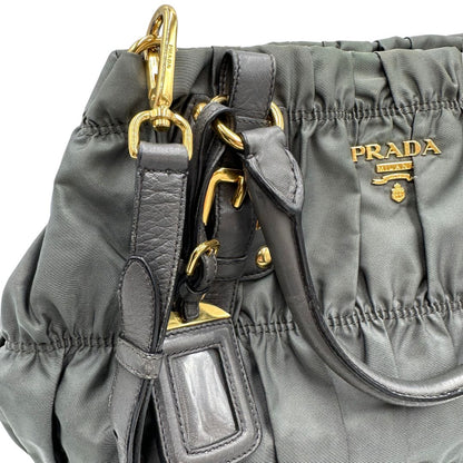 Borsa Prada in nylon grigio con finiture in pelle tono su tono, di lusso, originale, usata.