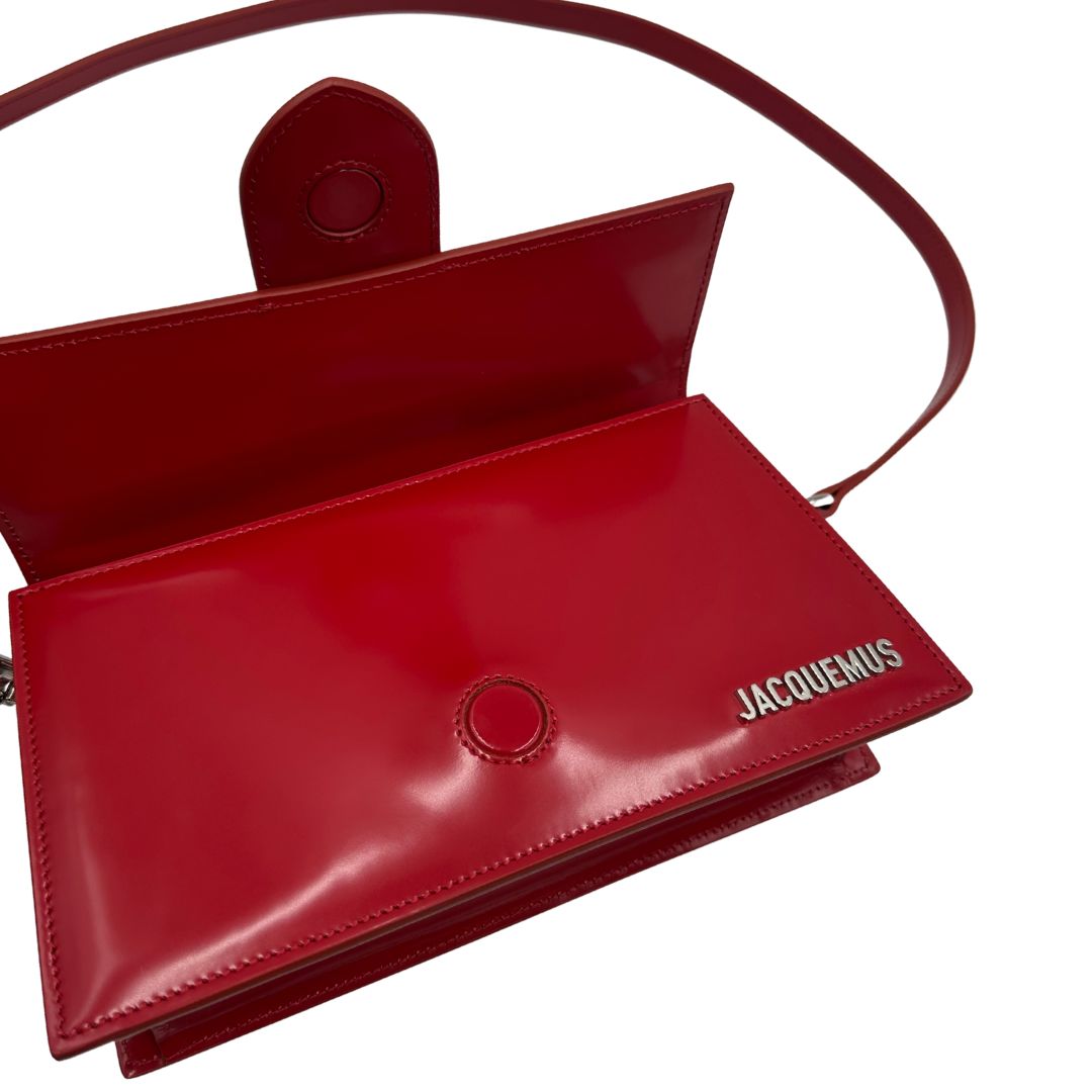 chiusura magnetica Borsa Jacquemus nella versione Le Grand Bambino in pelle rossa verniciata, di lusso, originale, eccellenti condizioni, usata. 